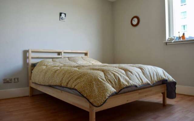 Апартаменты Modern 2 Bedroom Apartment With Stunning Views Лондон сейф в номере