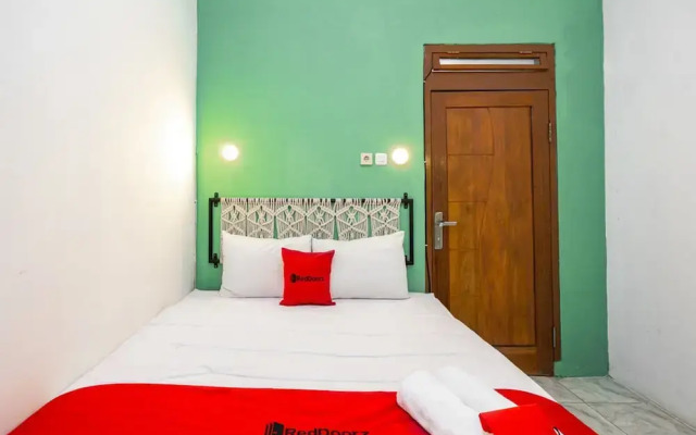 RedDoorz near Exit Toll Tanah Baru Bogor
