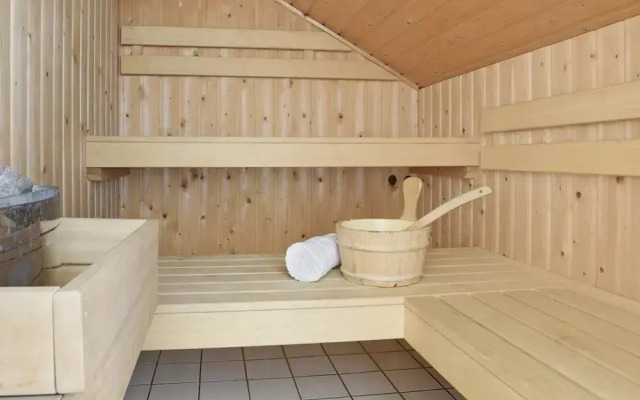 Bungalow by Water With Sauna in South Holland