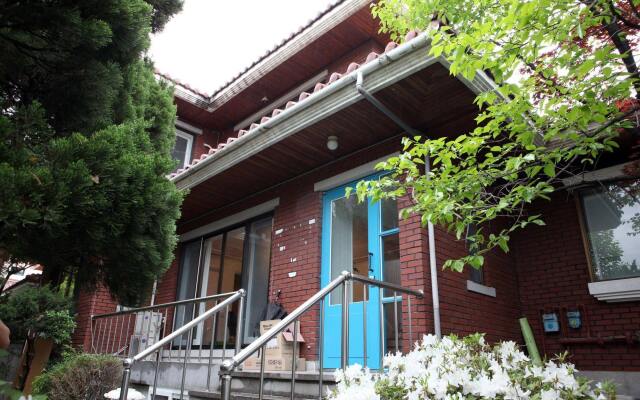 Отель 24 Guesthouse Gangnam Center вид на фасад