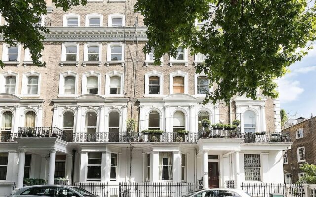 Апартаменты Huge, Regal 2BR Apartment Right next to Harrods! Лондон вид на фасад