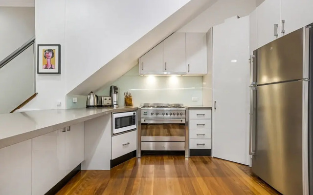 Unique 2- Storey Victorian Terrace Near Errol St
