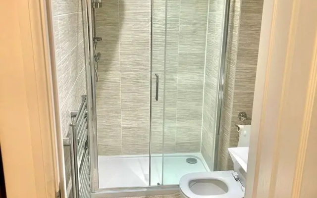 Luxurious Majestic 4 Bedroom- Free Parking
