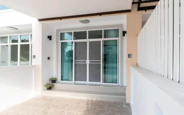 Modern Townhome at the Old City