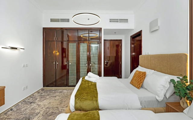 Centric Flat with Marina View