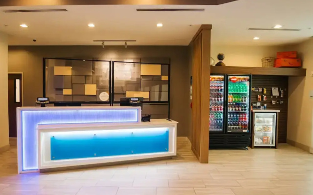 Holiday Inn Express and Suites Birmingham - Homewood, an IHG