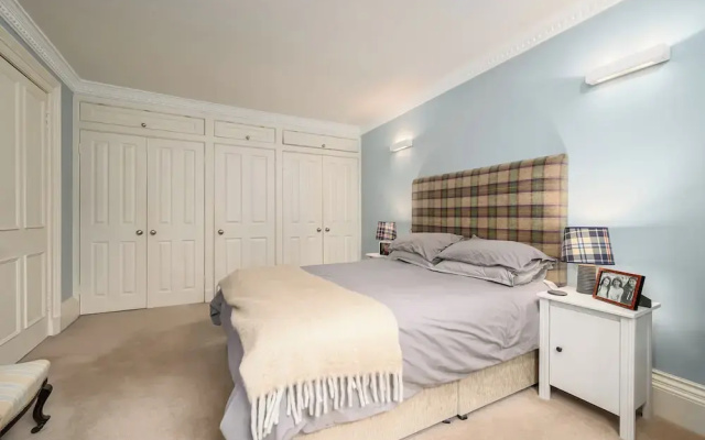 Elegant 3-Bedroom Flat in West End