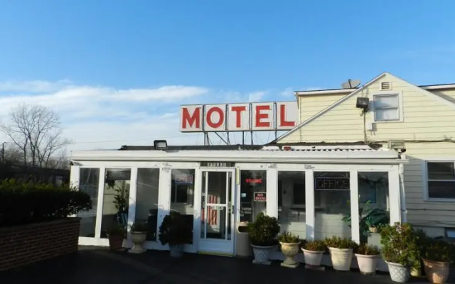 By The Way Motel Lake Bluff