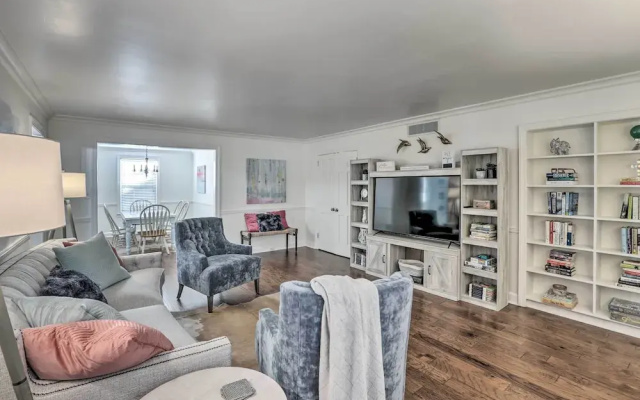 Walk to Broad St: Central Thomasville Condo