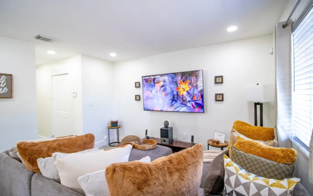 Good Vibes Oasis- Cozy Townhome With Parking