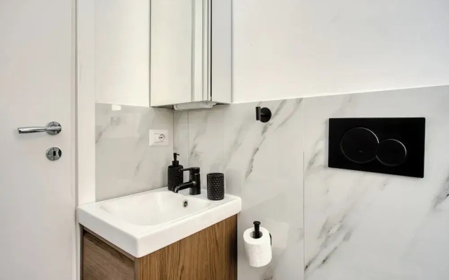 JOIVY Elegant Double Studios near Subway Station