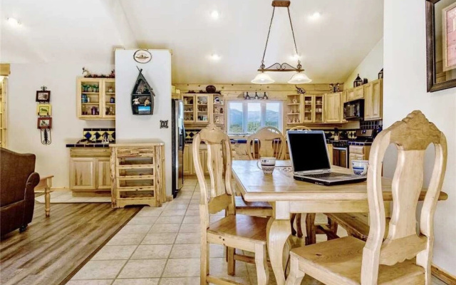 Log Heaven - Three Bedroom Cabin with Hot Tub