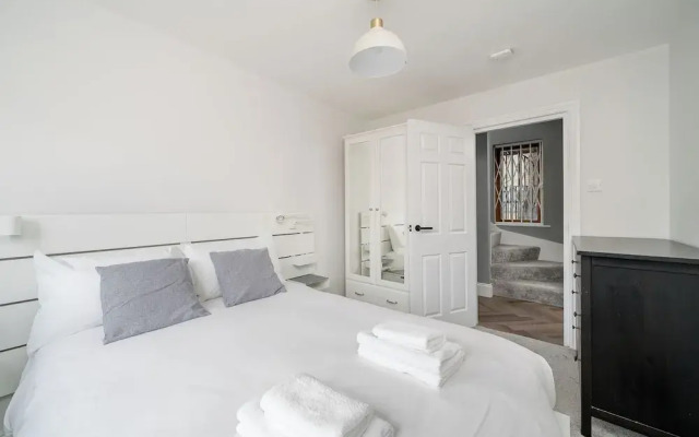 Chic 2BR Battersea Flat - Terrace & Pet-Friendly