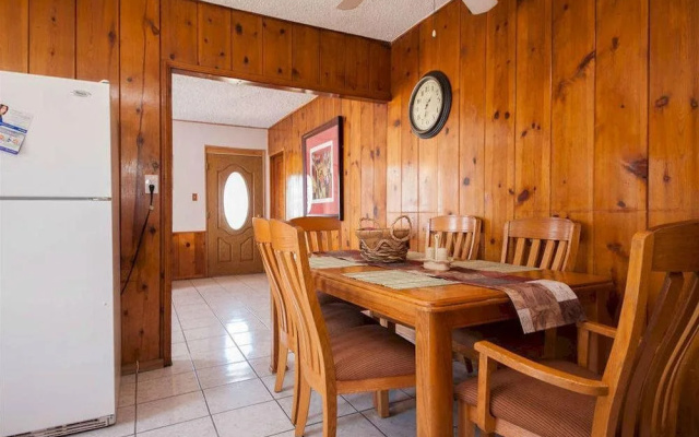 Cozy 3BD Wood House