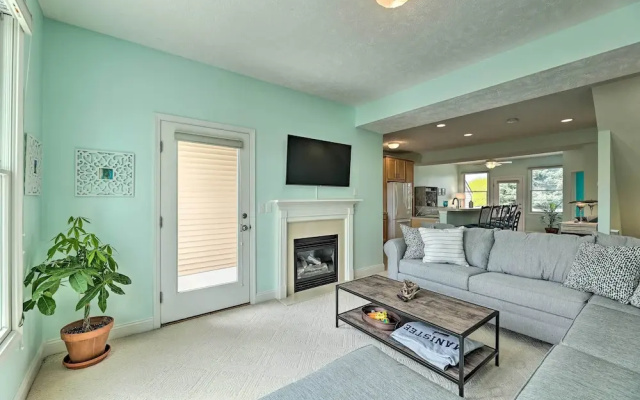Bright Manistee Condo w/ Beach + Pool Access!