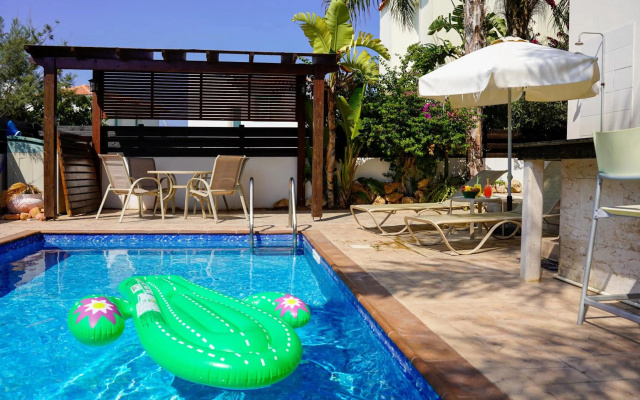 Villa Sirena, Pernera, Valentino