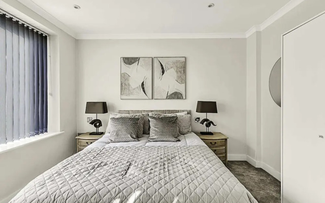 Chic and Contemporary Retreat in Brentford