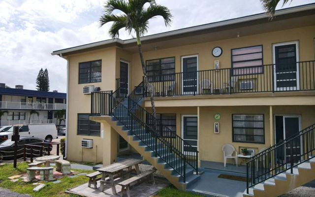 Tropic Isle Hotel and Apartment