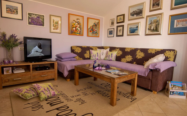 Apartment Tin - comfortable apartment near beach: A1  Ugljan, Island Ugljan