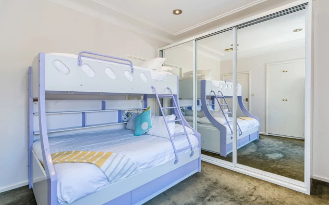 Spacious 4 Bedroom House The Hill