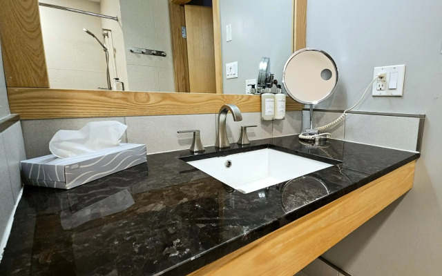 Brentwood Bay Resort - Adults Only (16+)