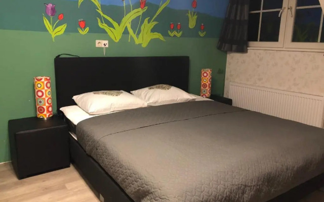 B&B nancy in holland met eigen badkamer , Jacuzzi niet inclusief , independent bathroom jacuzzi not