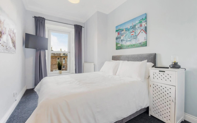 Beautiful 2 to 3 bed apartment with stunning views!