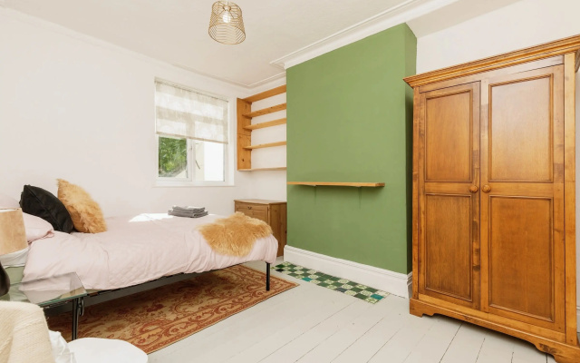Spacious 6-bed Family Retreat Bristol
