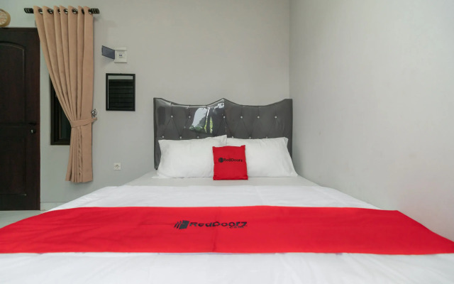 RedDoorz Plus Near Jungeland Sentul
