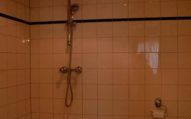 Hotel 83