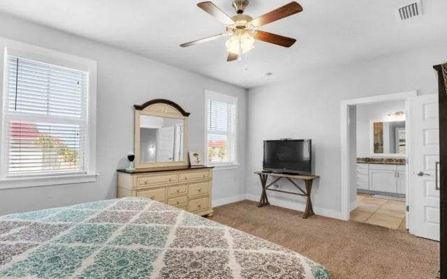 Daydream Beach 4 Bedroom Home by RedAwning