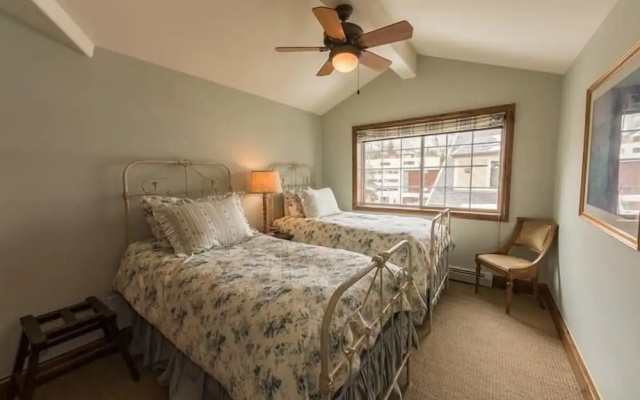 Condo with Onsite Pool & Hot Tub, Free WiFi & Garage Parking by RedAwning