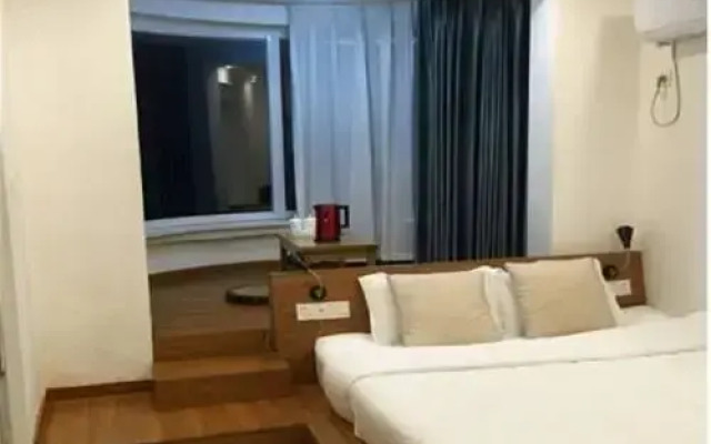 Baishi Hotel (International Coastal Baths Huoju 8th Street)