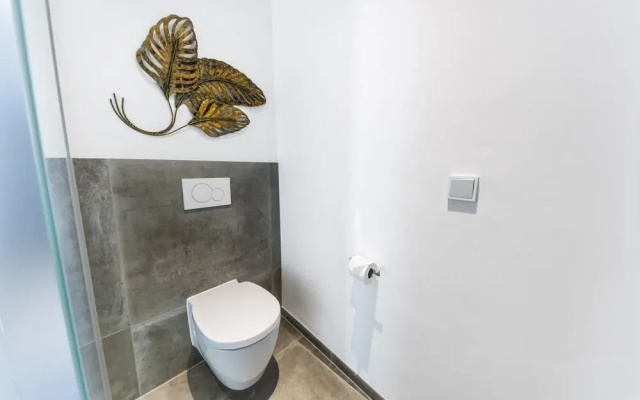 Deluxe Apartment Art Collection With King Bed and Air Conditioning