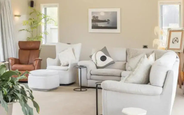The Lakehouse - Cromwell Holiday Home