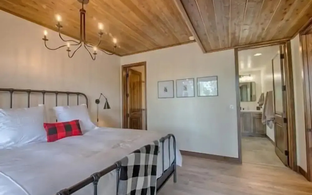 At Whispering Pines 4 Bedroom Home by RedAwning