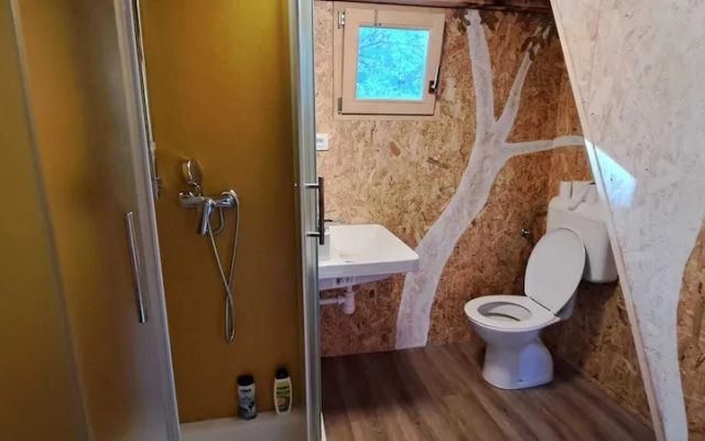 TreeHouses Ljubač Glamping Robinson