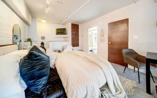 Waterfront Cleveland Apt ~ 1 Mi to Downtown