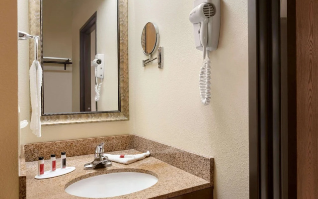 Baymont Inn & Suites Fargo