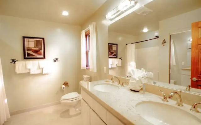 1717 Geneva Drive W - 4 Br Townhouse