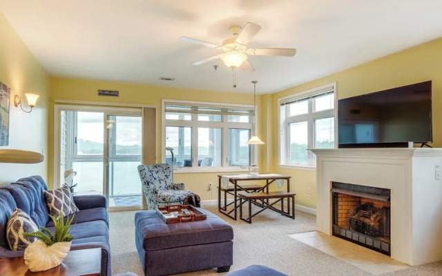 Lakefront Huddleston Condo w/ Community Pool