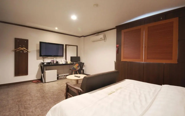 Paradise Hotel