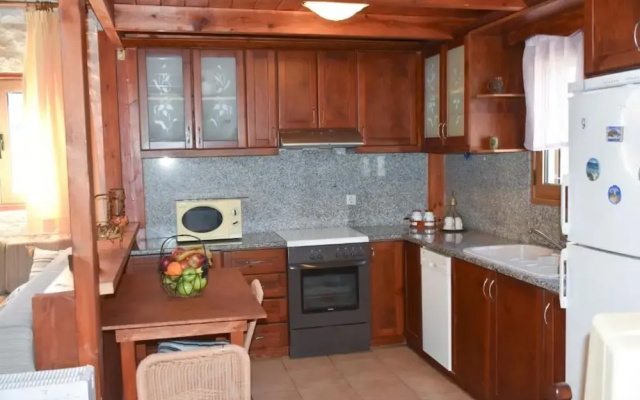 Zaros Traditional House - Private Hot Tub Retreat