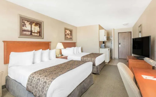Ramada By Wyndham Clairmont/Grande Prairie