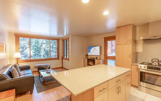 Modern 1 bedroom in Ski Trails by RedAwning