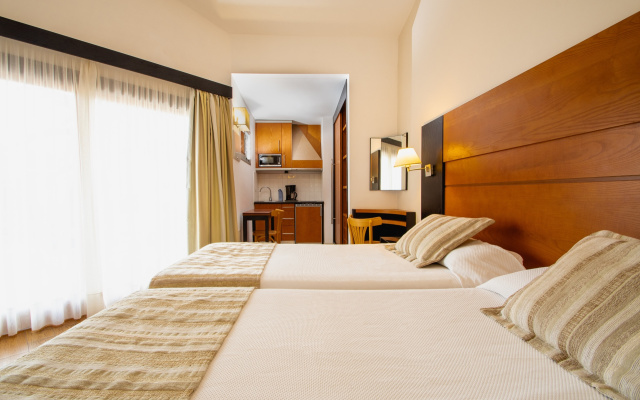 Отель HL Miraflor Suites