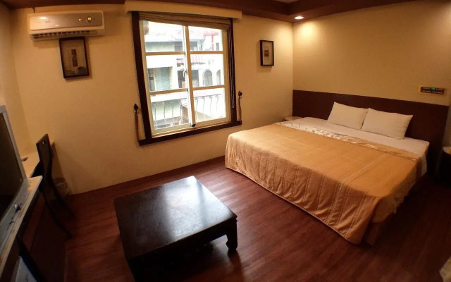Debonair Hotel