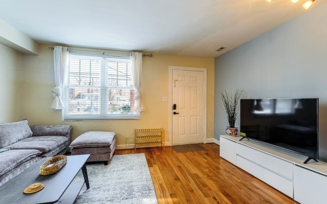 6 Mi to Smithsonian Museums! Convenient Townhome