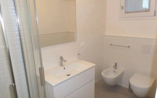 Wide Three-bedroom Flat in a Modern Residence