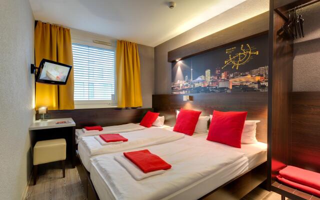 MEININGER Hotel Berlin Central Station вид на фасад